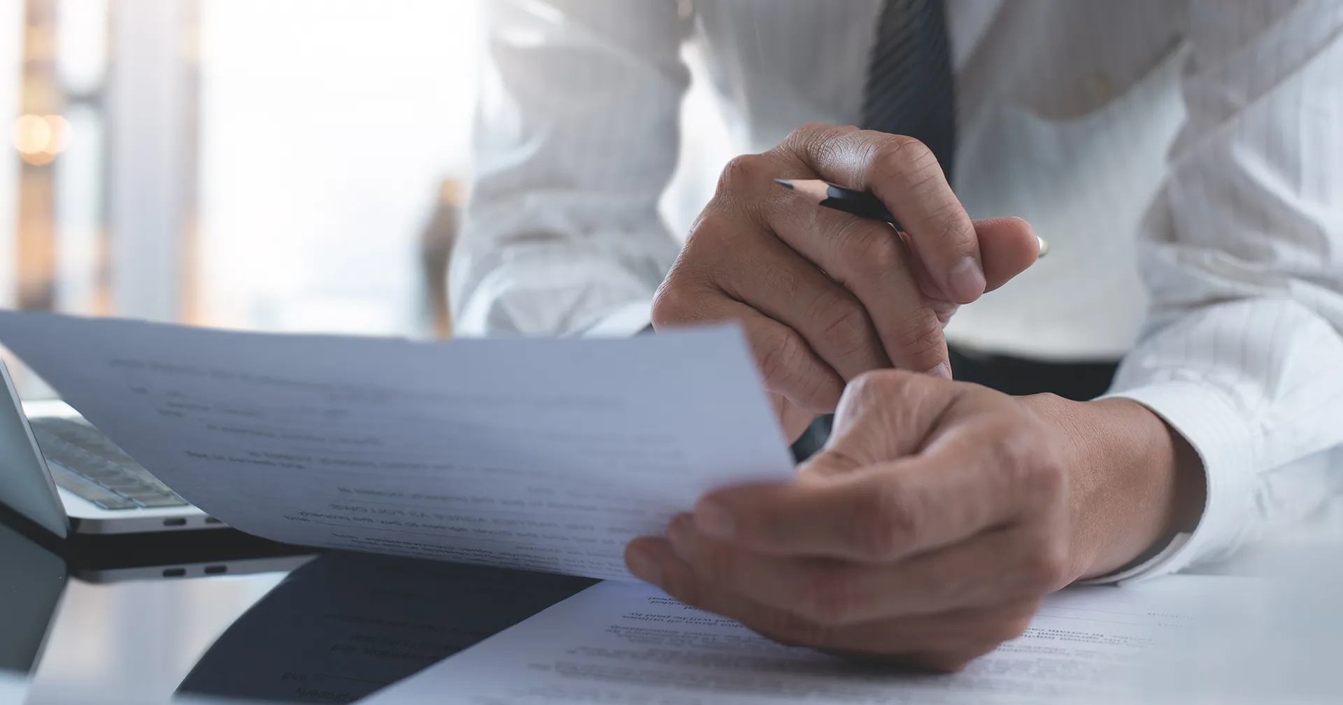 Man met papier in zijn hand is aan het lezen