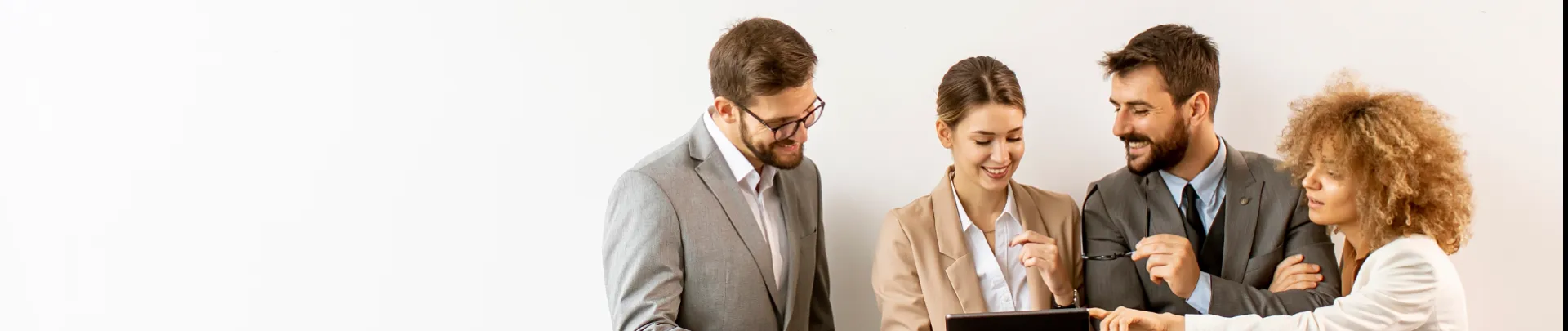 Een groep collega's met elkaar in bespreking